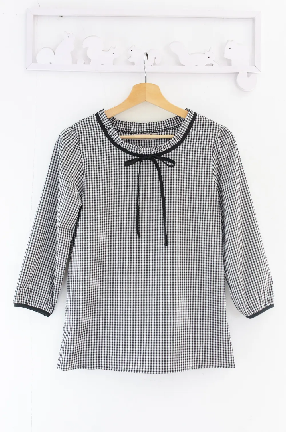 Alternative view of MT4834 Ruff Collar Gingham Blouse – BW