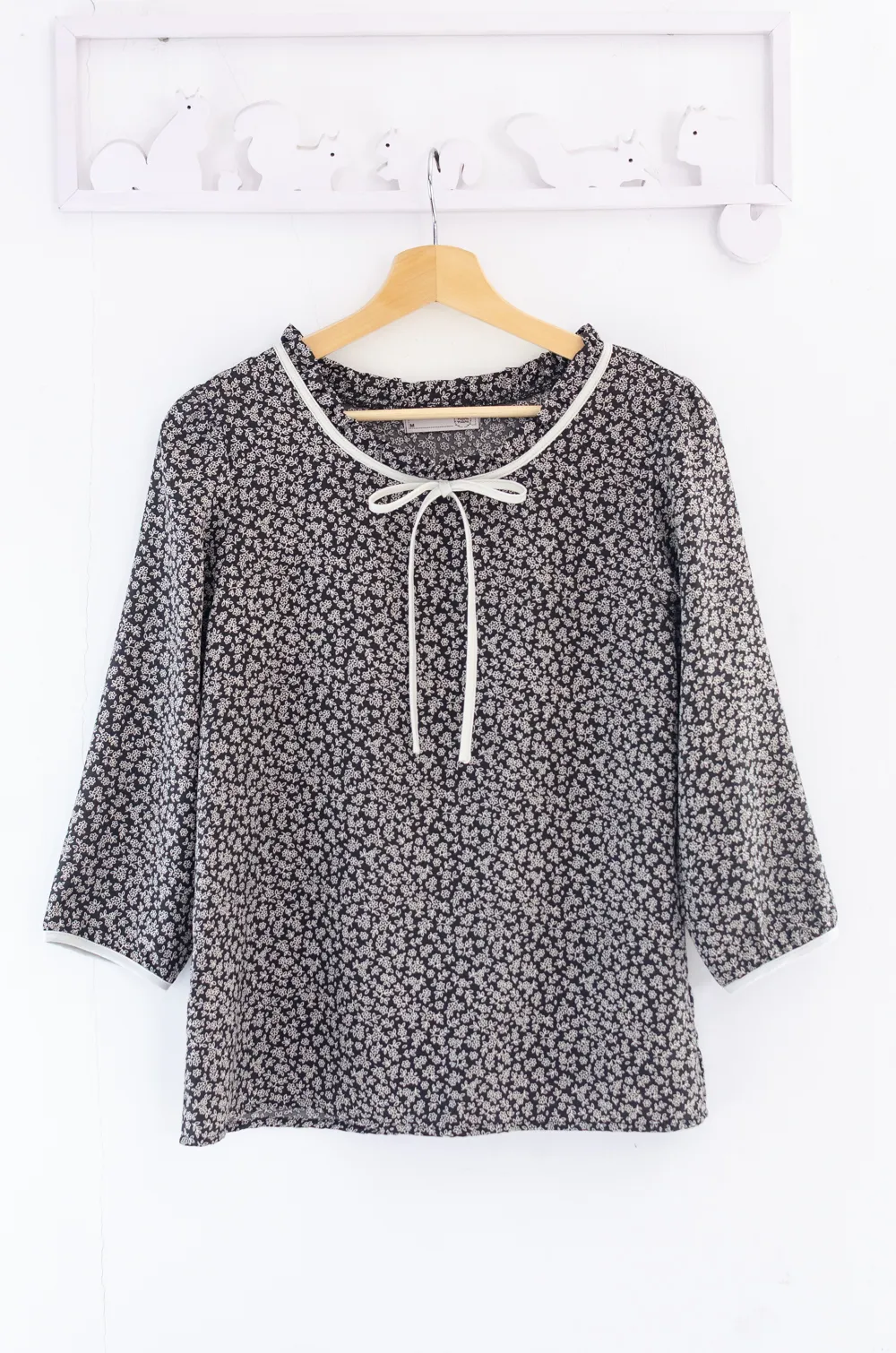 Alternative view of MT4834 Ruff Collar Tiny Flower Blouse – Black