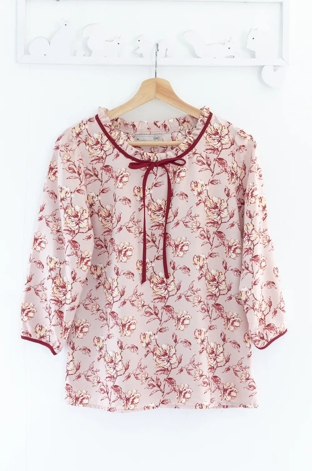 Alternative view of MT4834 Ruff Collar Floral Blouse – Pink-Red