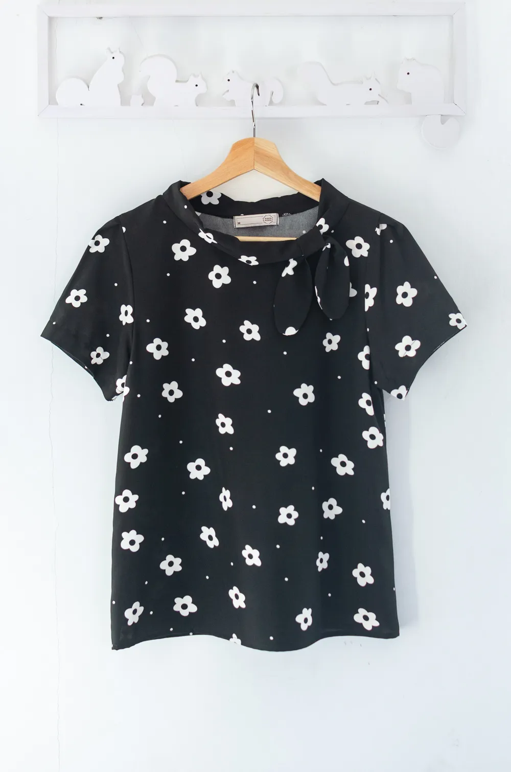 Alternative view of MT5139 Daisy Side Bow Blouse – Black