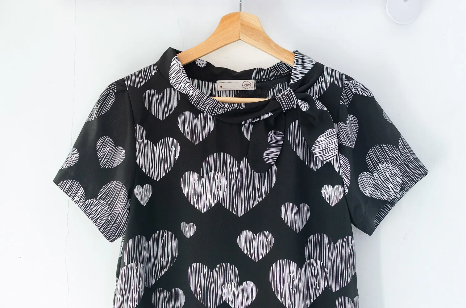 MT5139 Heart Print Side Bow Blouse – Black - Image 3