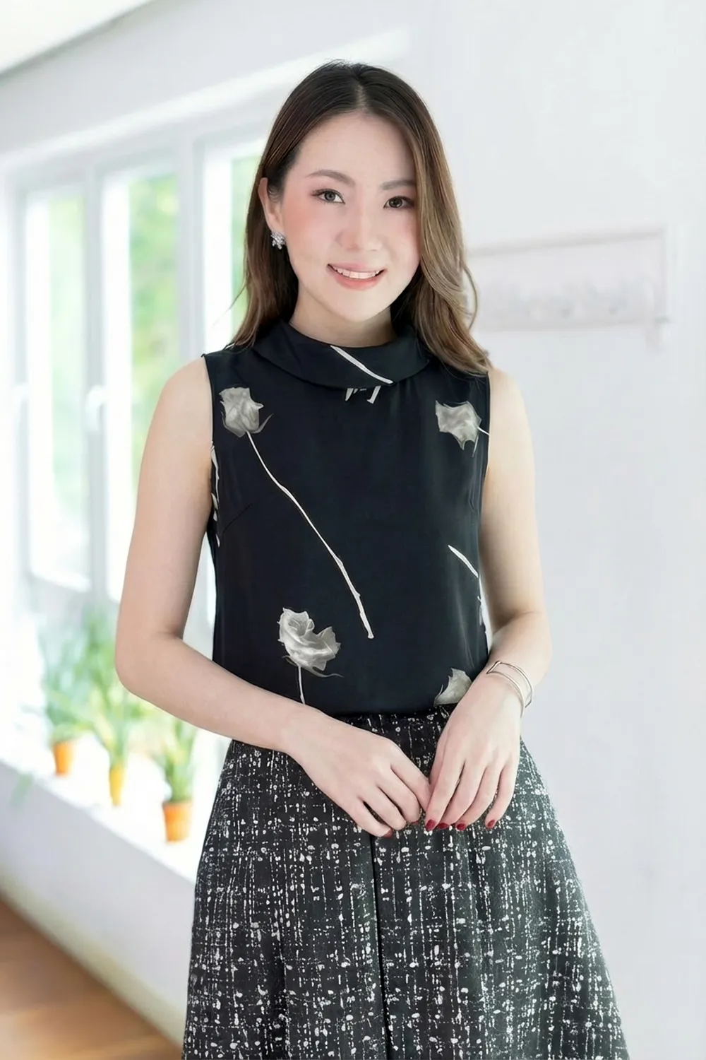 MT5500 High Neck Sleeveless Blouse – Rosie Black