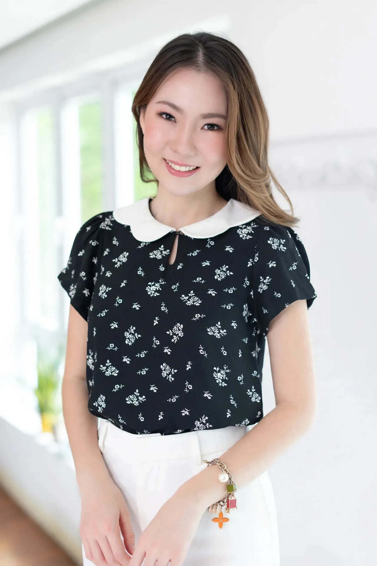 MT6906 Petal Collar Folded Sleeve Blouse – Bouquet Black