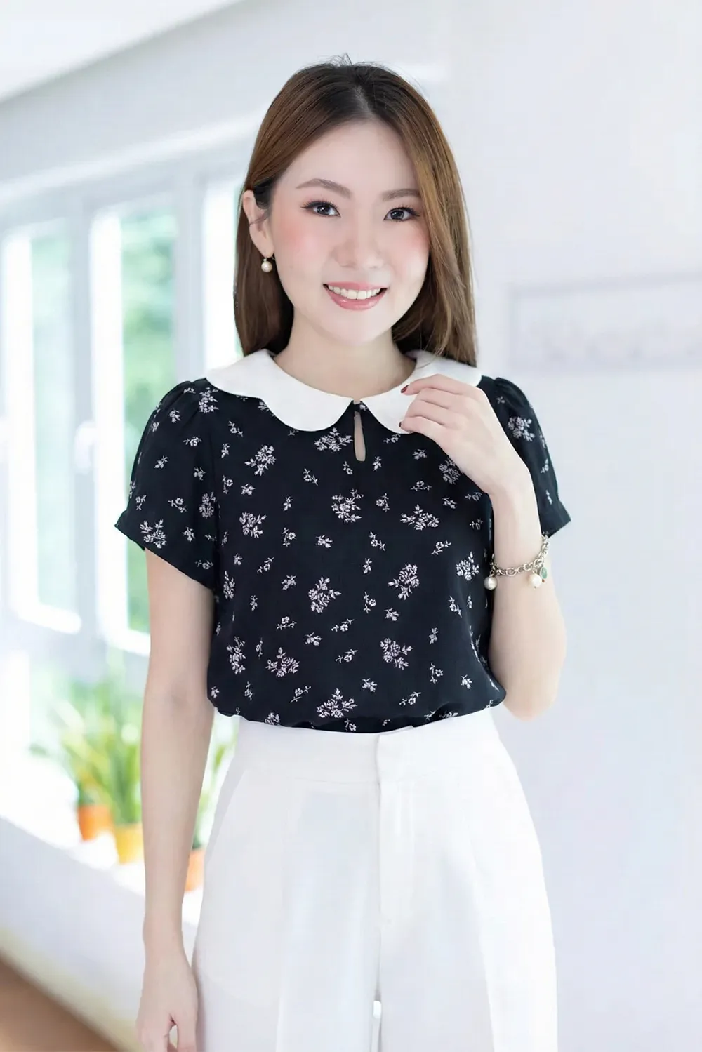 MT6906 Petal Collar Folded Sleeve Blouse – Bouquet Black