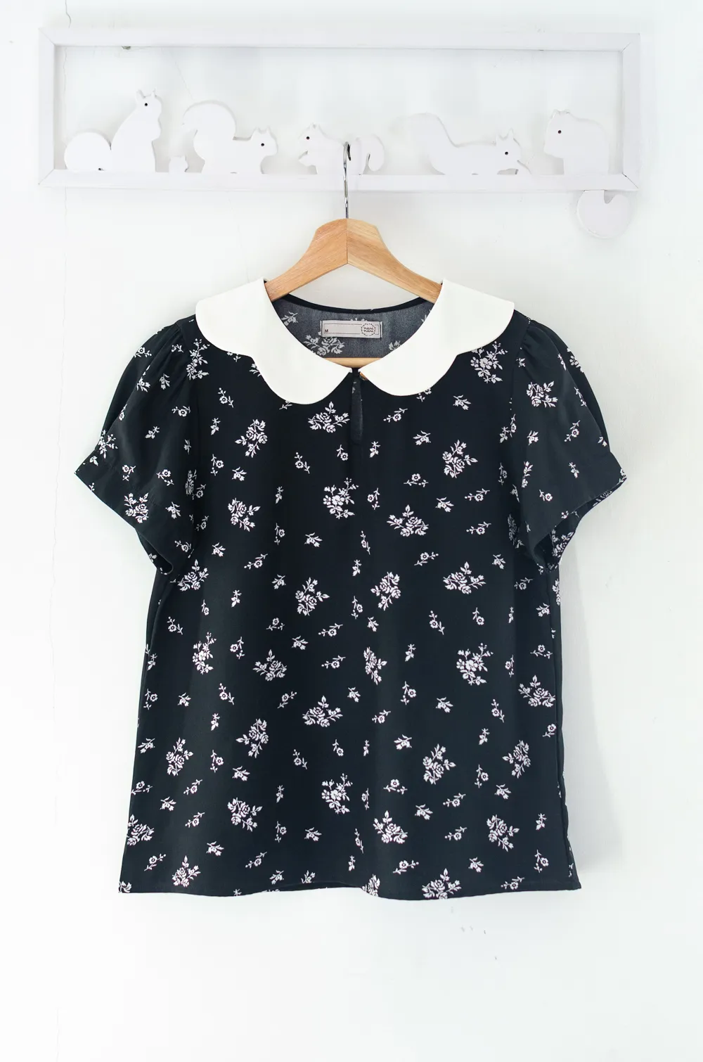 Alternative view of MT6906 Petal Collar Folded Sleeve Blouse – Bouquet Black