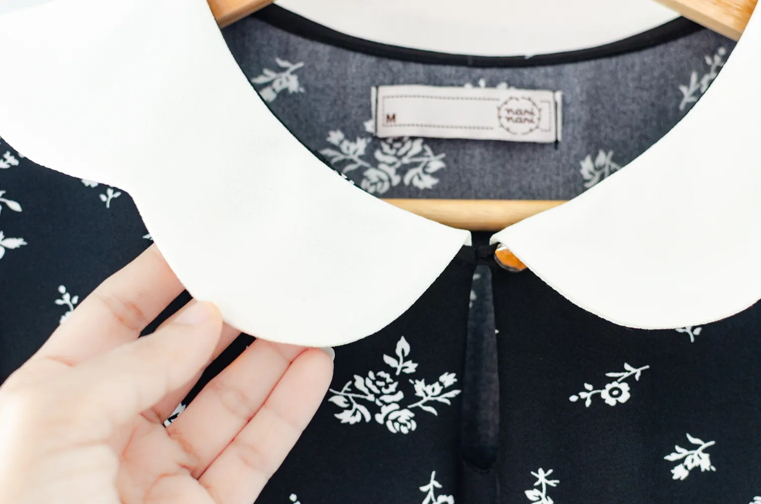 MT6906 Petal Collar Folded Sleeve Blouse – Bouquet Black - Image 3