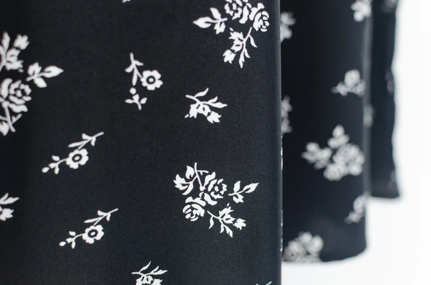 MT6906 Petal Collar Folded Sleeve Blouse – Bouquet Black - Image 5