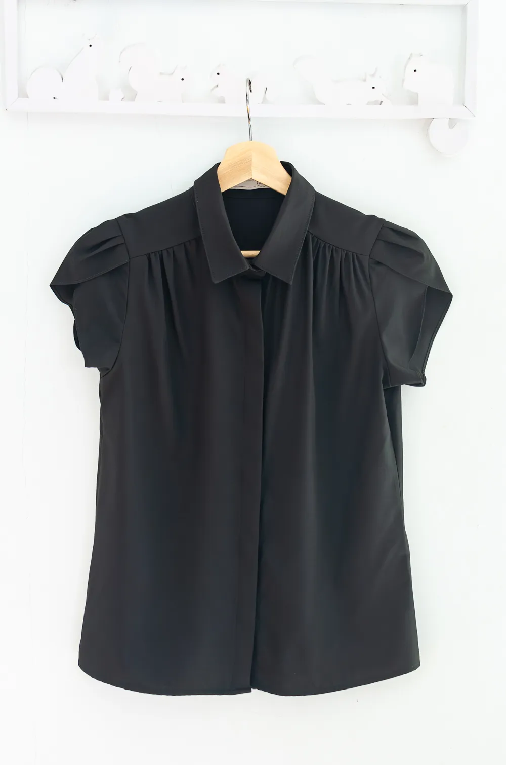 Alternative view of MN0222 Petal Sleeve Shirt – Black