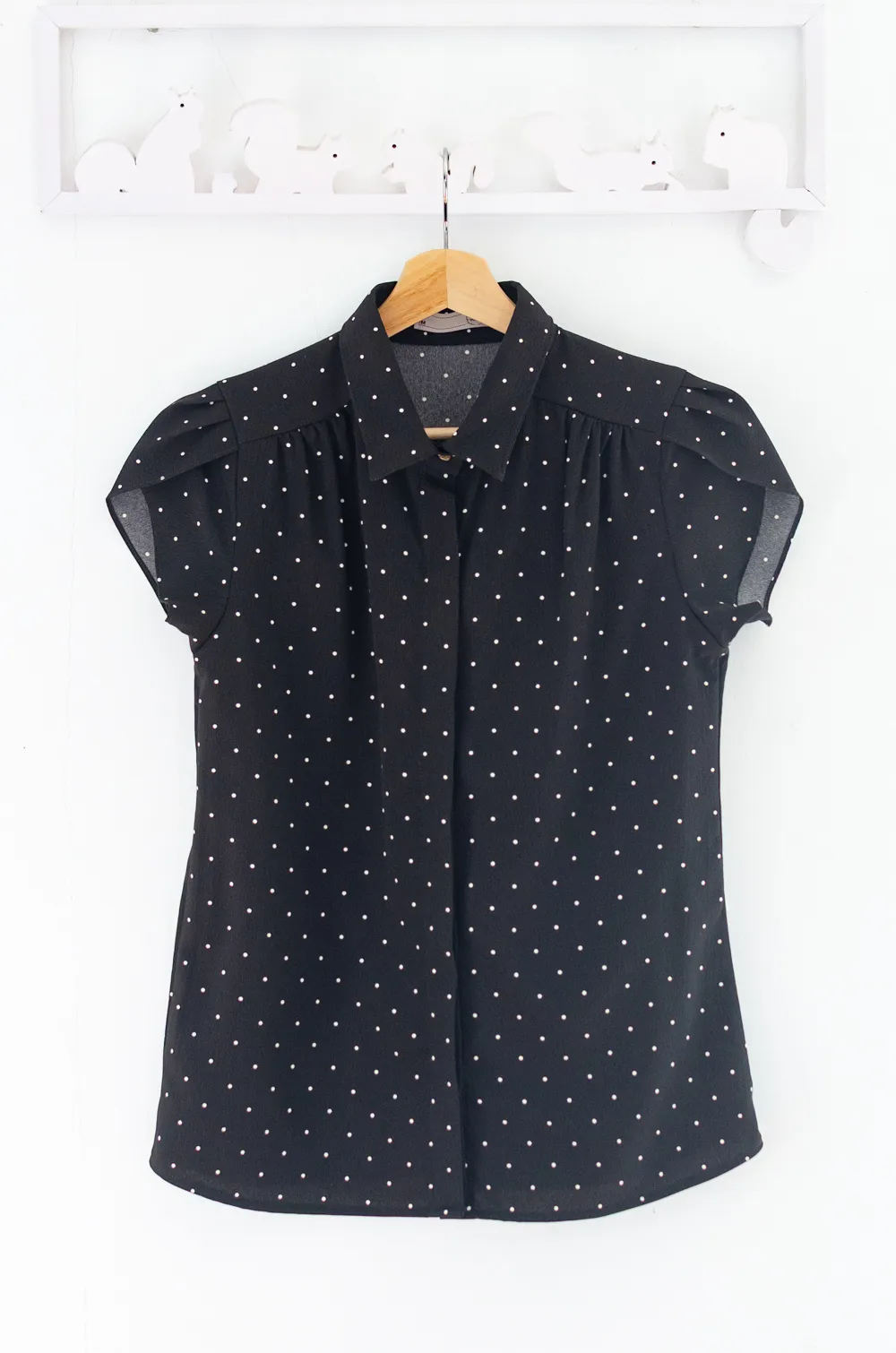 Alternative view of MN0222 Polka Dot Petal Sleeve Shirt – Black