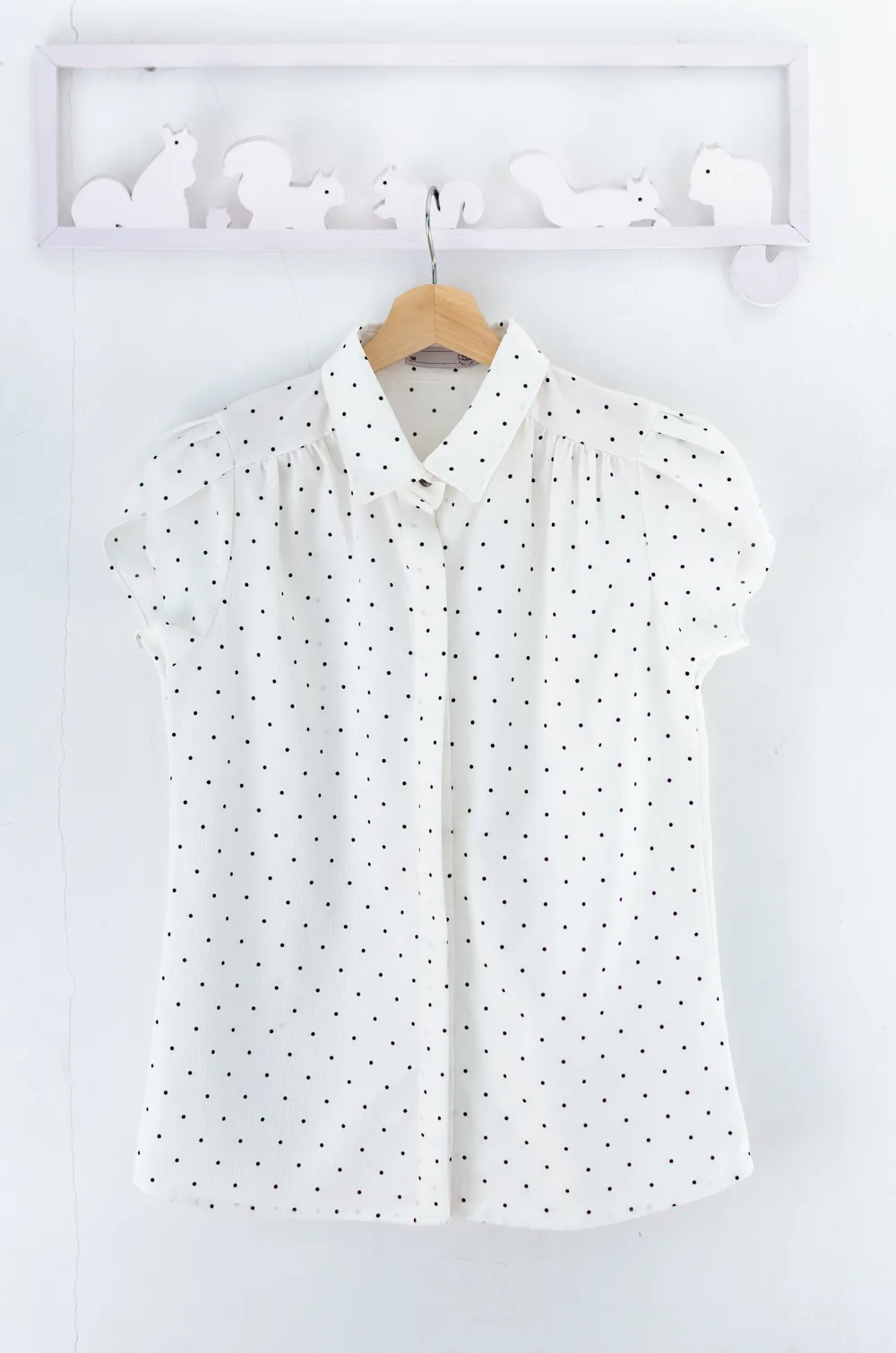 Alternative view of MN0222 Polka Dot Petal Sleeve Shirt – White