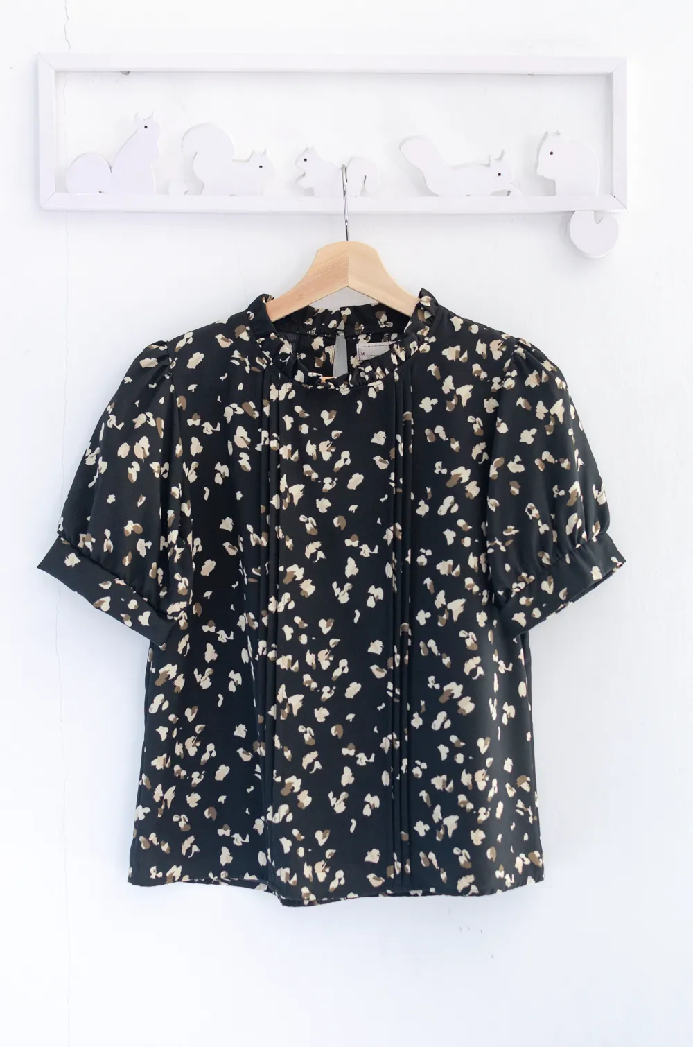 Alternative view of MT0404 Ruff Collar Balloon Sleeve Blouse – Abstract Black