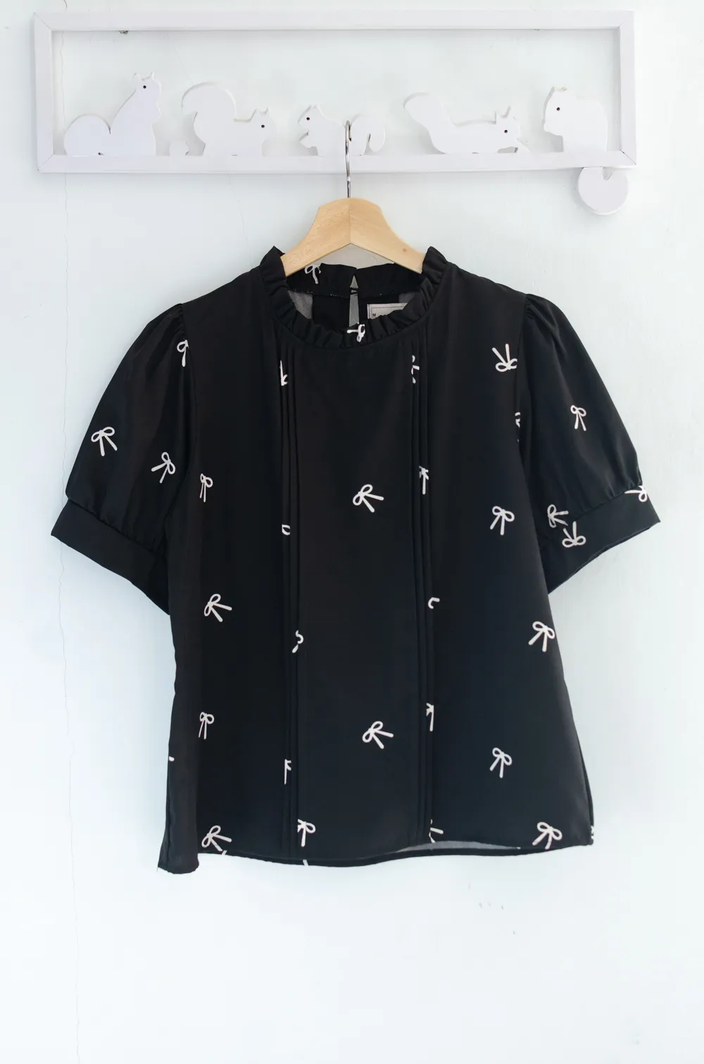 Alternative view of MT0404 Ruff Collar Balloon Sleeve Blouse – Bow Black