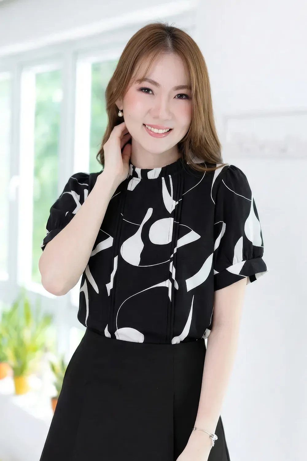 MT0404 Ruff Collar Balloon Sleeve Blouse – Graphic Black