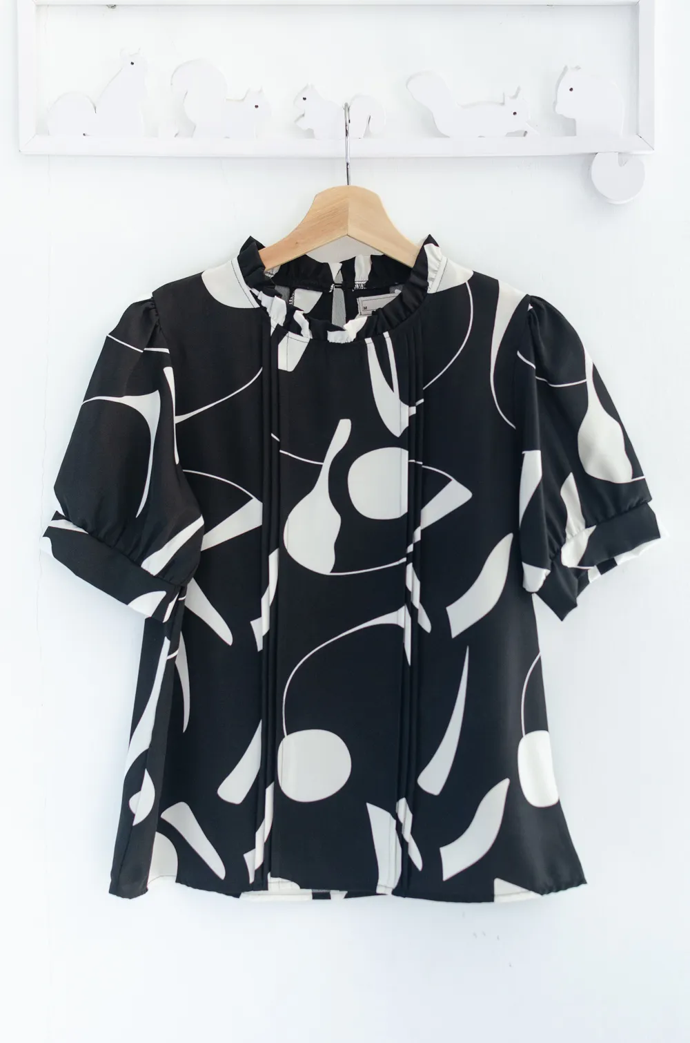 Alternative view of MT0404 Ruff Collar Balloon Sleeve Blouse – Graphic Black