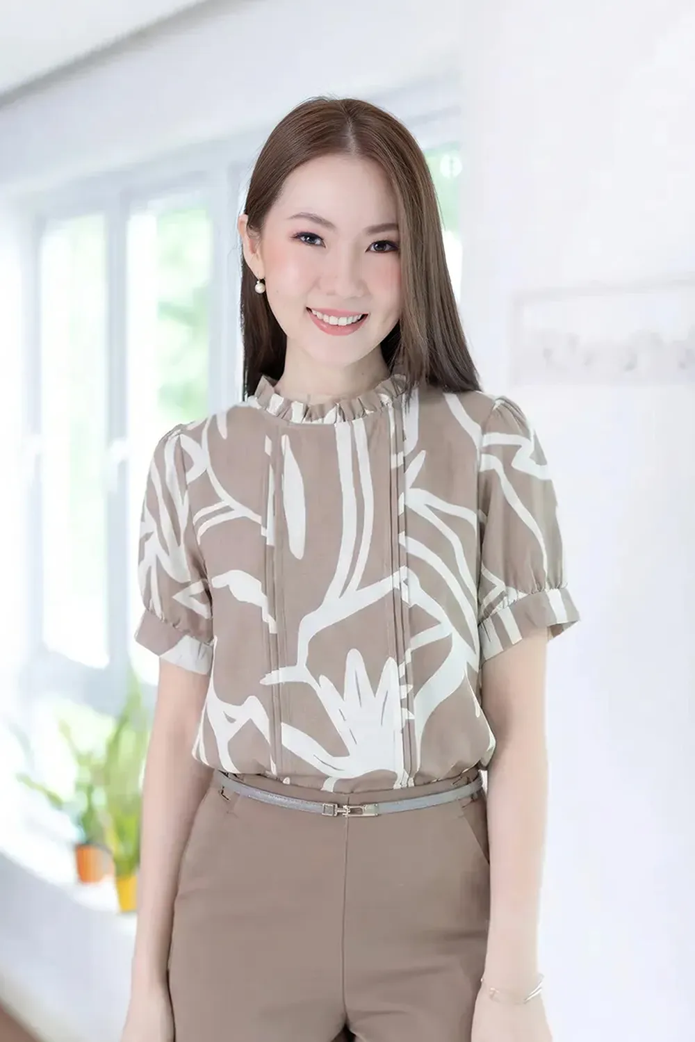 MT0404 Ruff Collar Balloon Sleeve Blouse – Latte