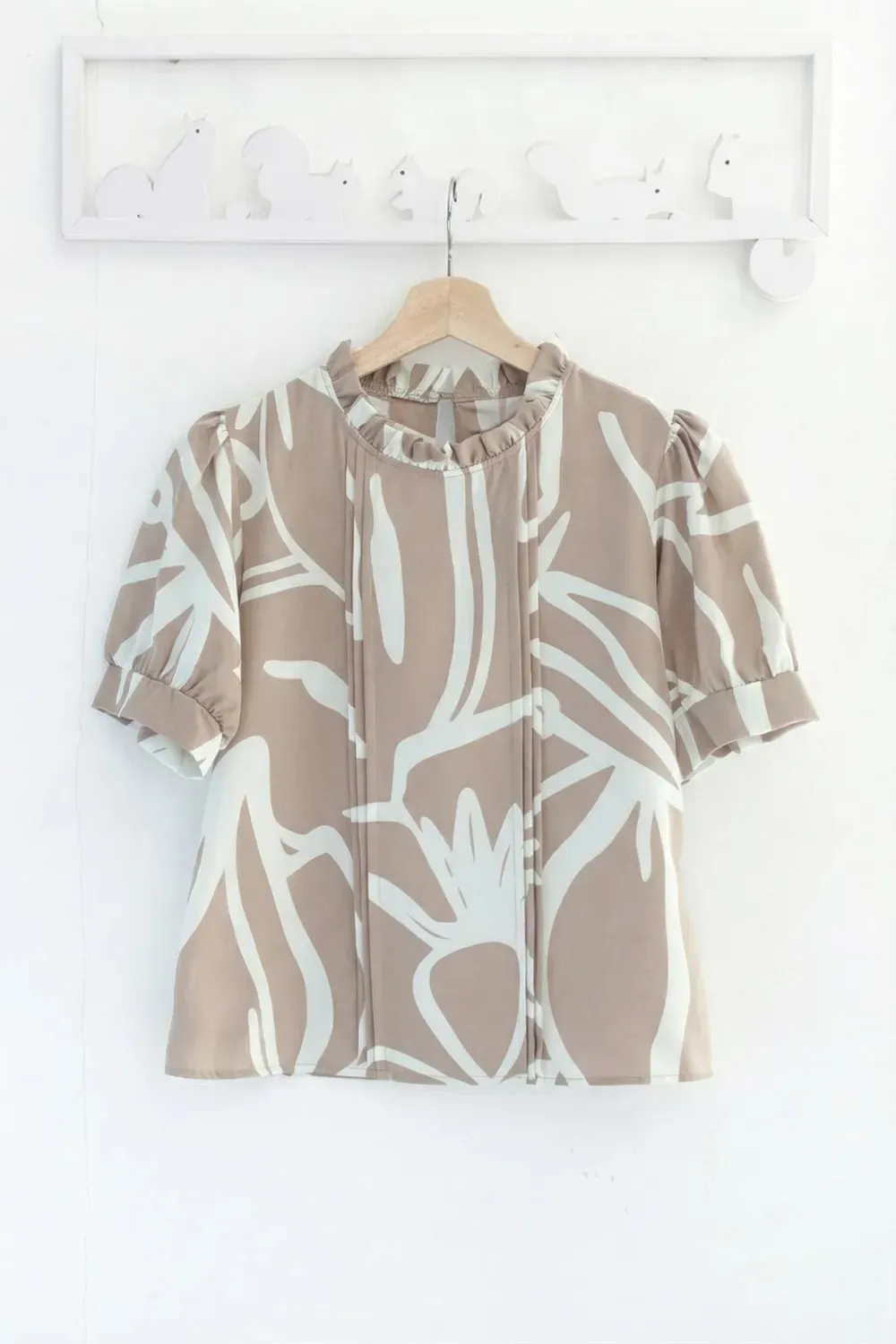 Alternative view of MT0404 Ruff Collar Balloon Sleeve Blouse – Latte