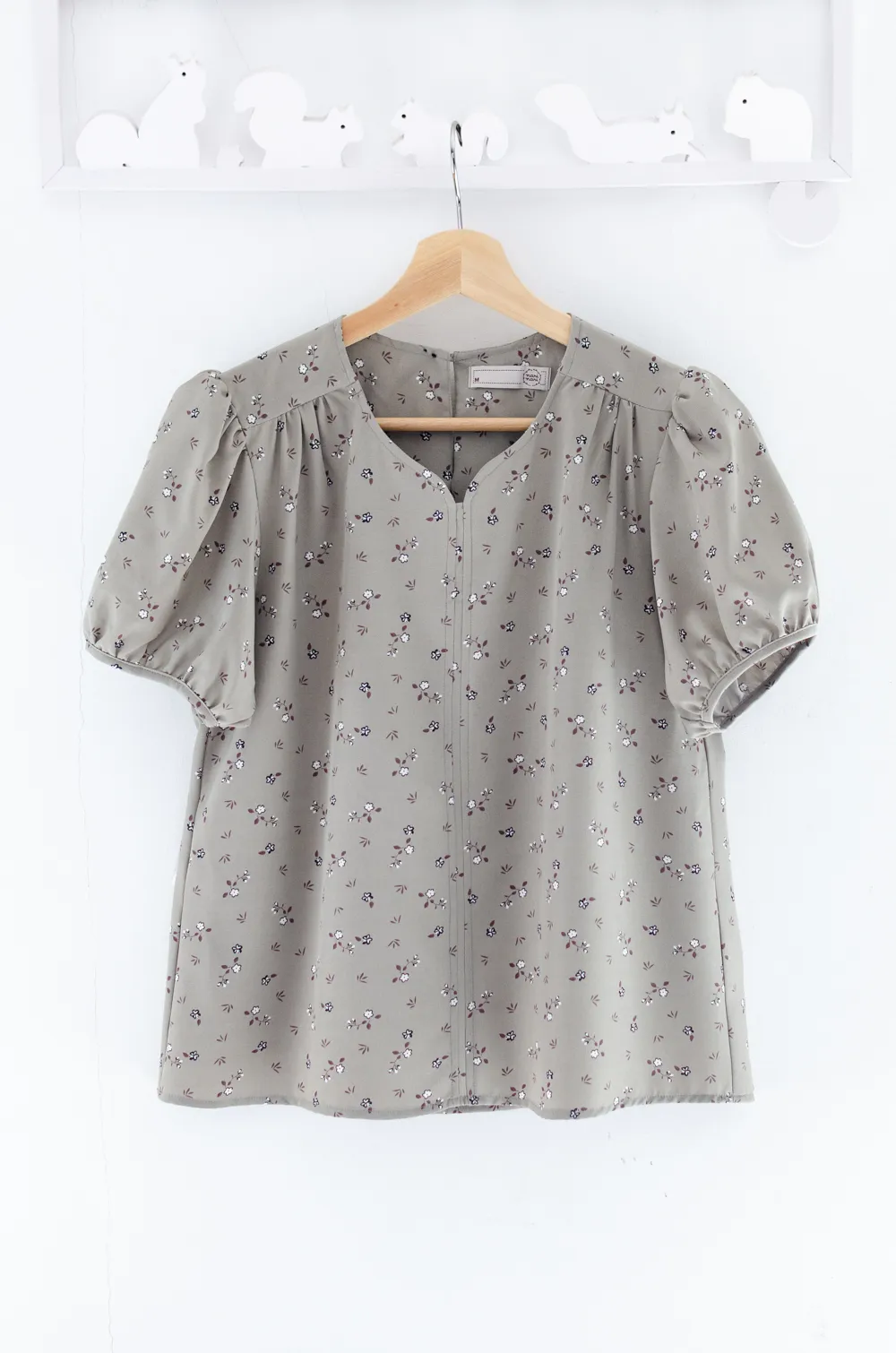 Alternative view of MT4527 Floral Notch Neck Puff Sleeve Blouse – Taupe Grey