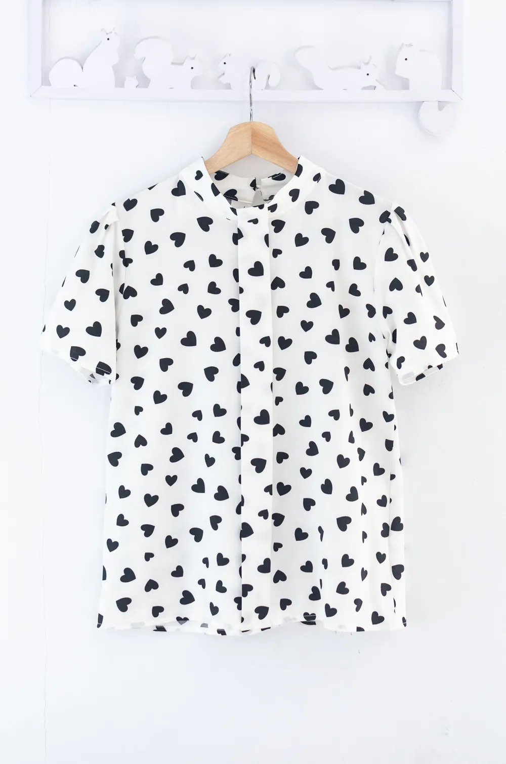 Alternative view of MT5239 Heart Band Collar Placket Blouse – White