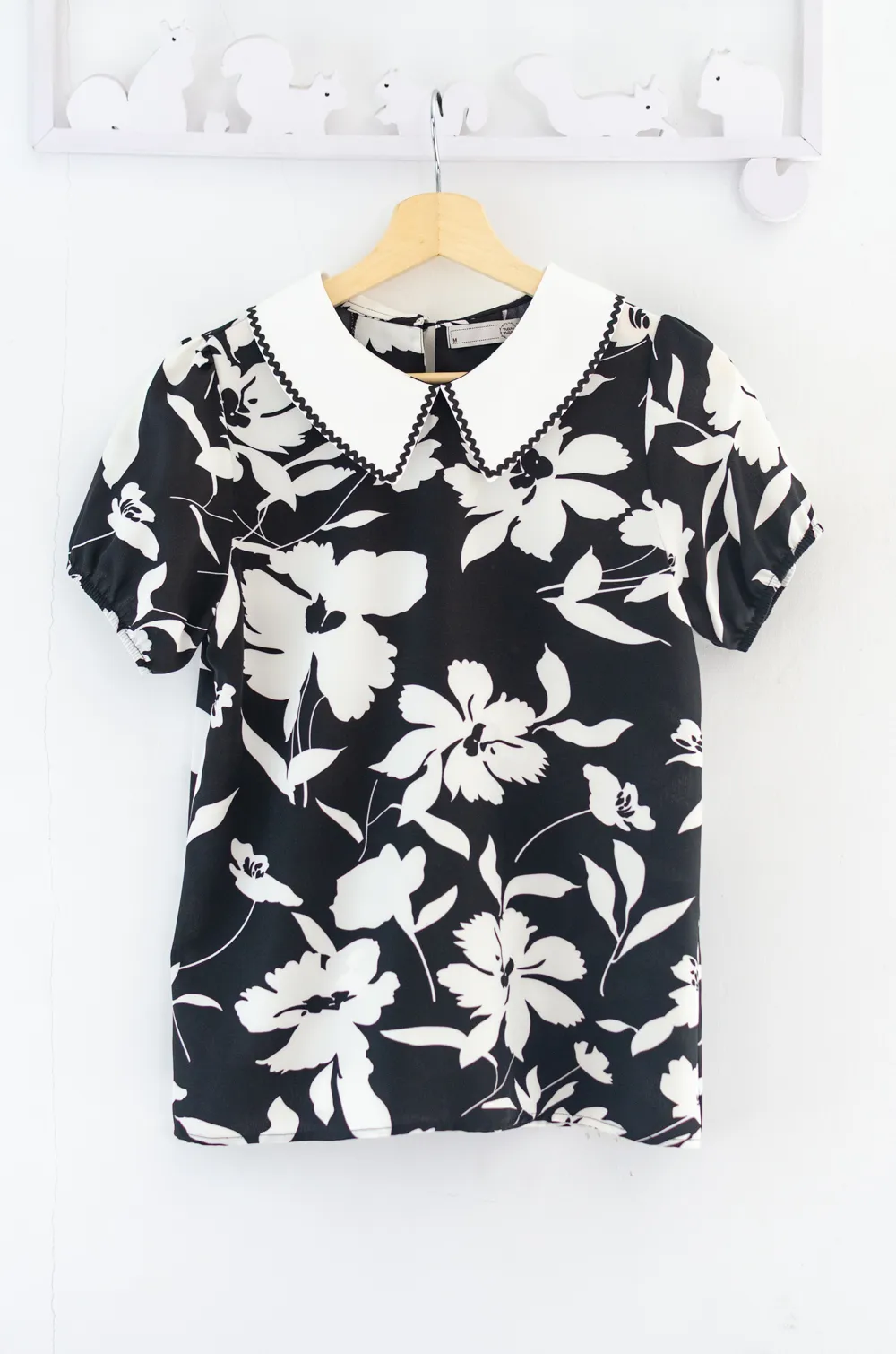 Alternative view of MT7350 Wavy Trimmed Collar Blouse – Floral Black