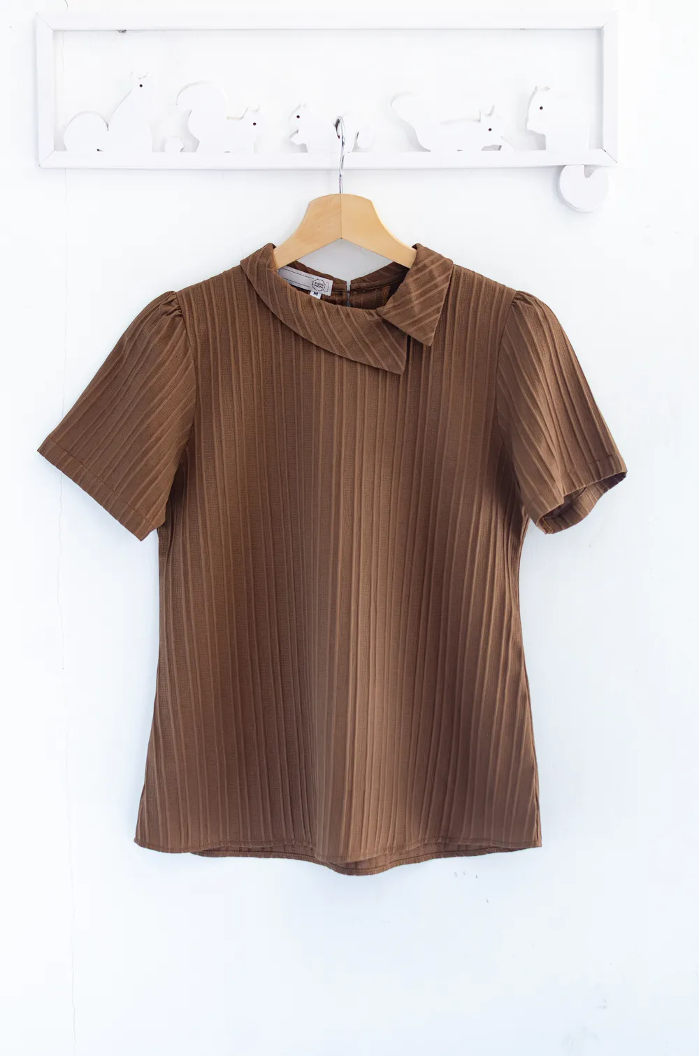Alternative view of NT1059 Sided Collar Textured Blouse – Brown