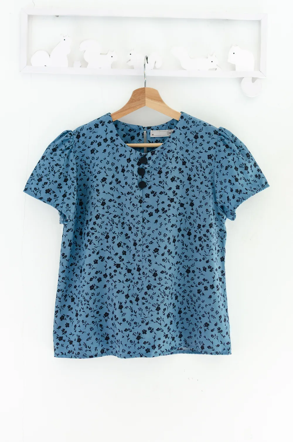 Alternative view of MT0301 Triple Button Flora Blouse – Blue