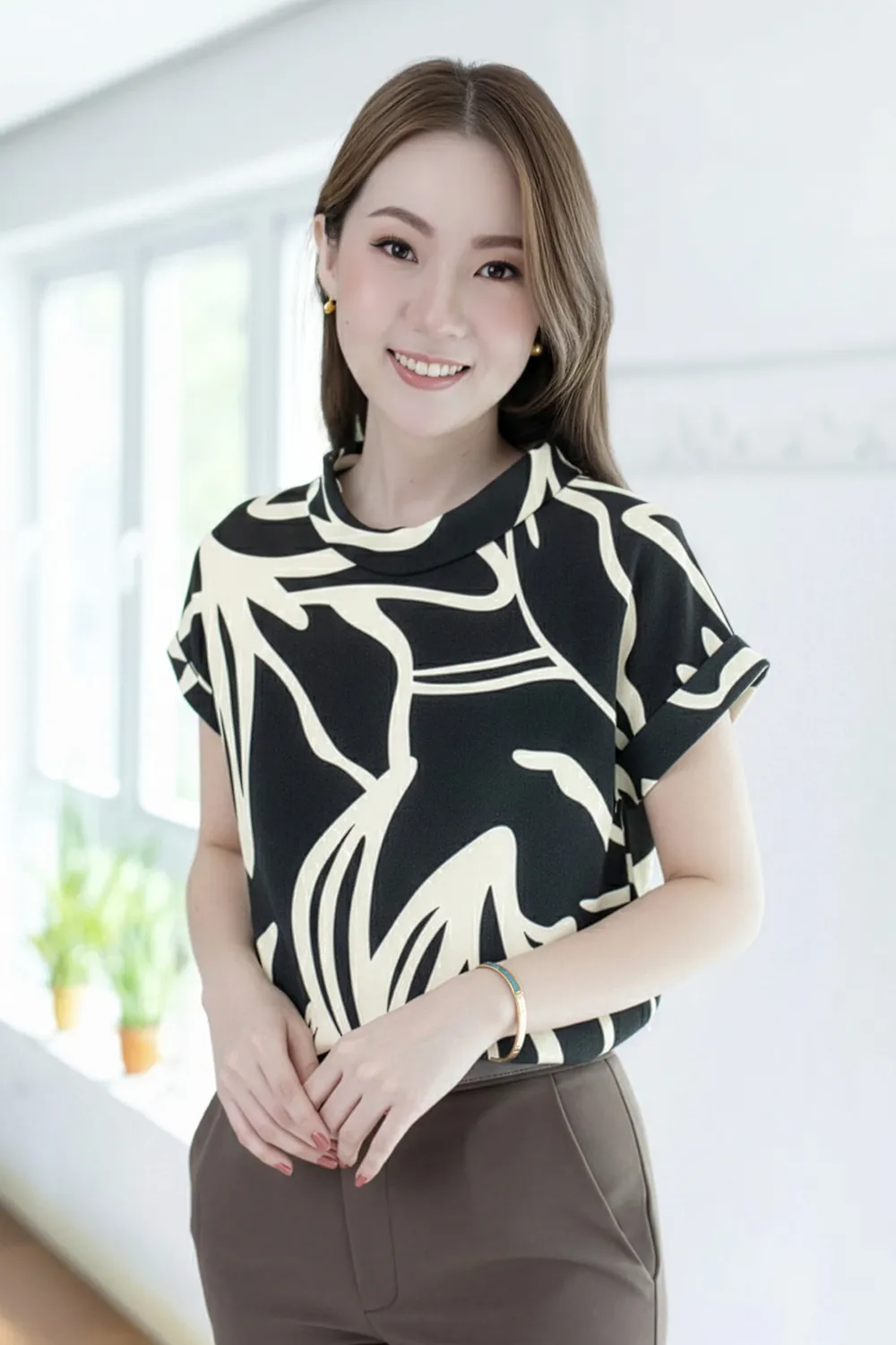 MT2514 Folded Collar Graphic Blouse – Affogato Black