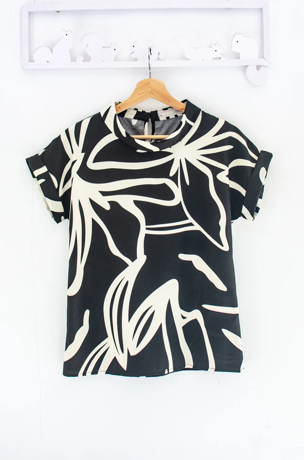 Alternative view of MT2514 Folded Collar Graphic Blouse – Affogato Black