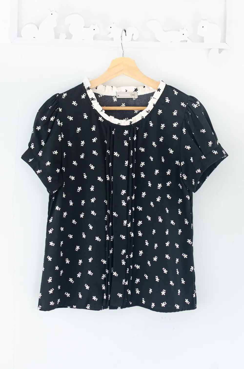 Alternative view of MT5343 Frill-trimmed Flower Blouse – Black