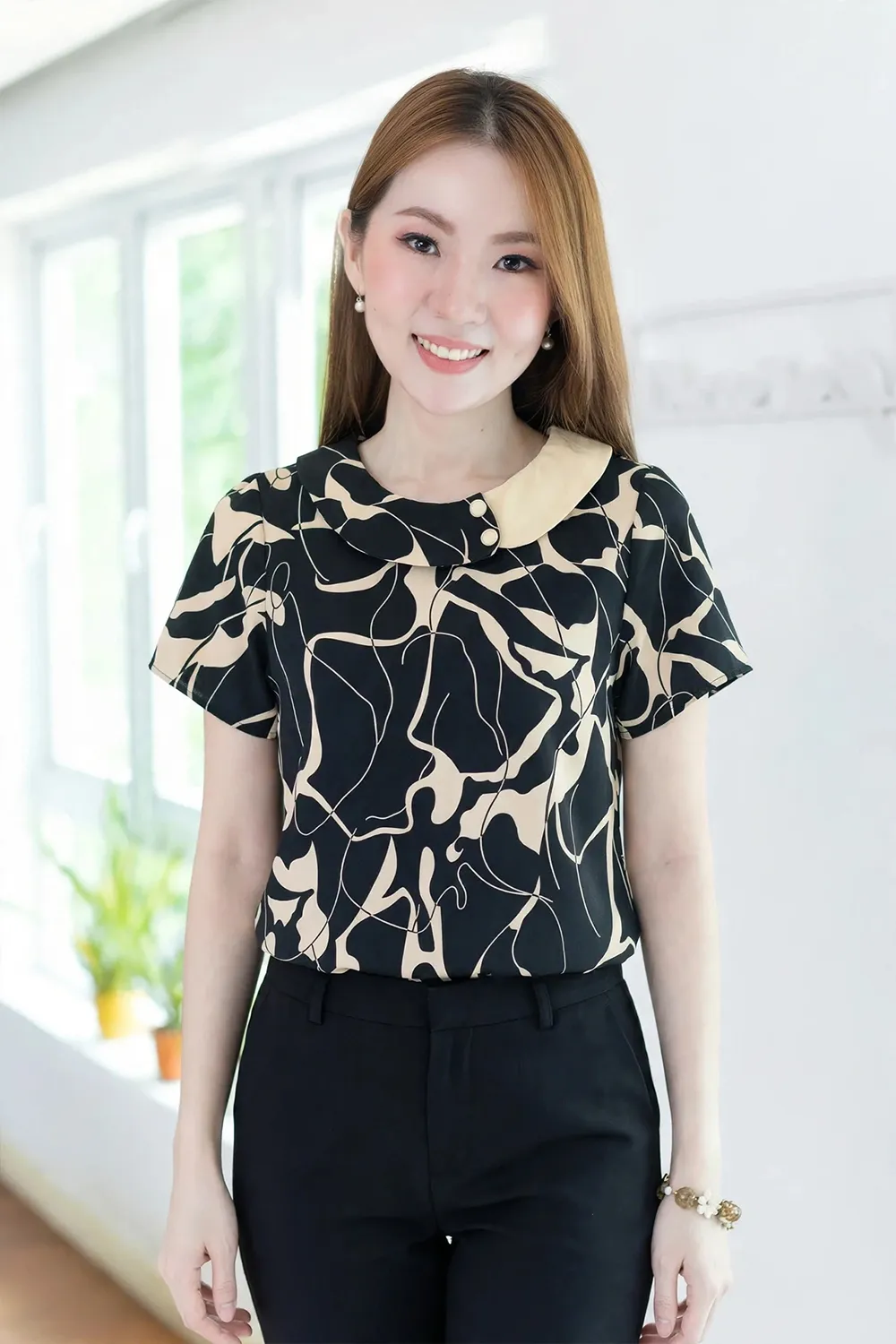 MT6401 Contrast Collar Buttoned Blouse – Affogato Black - Image 4