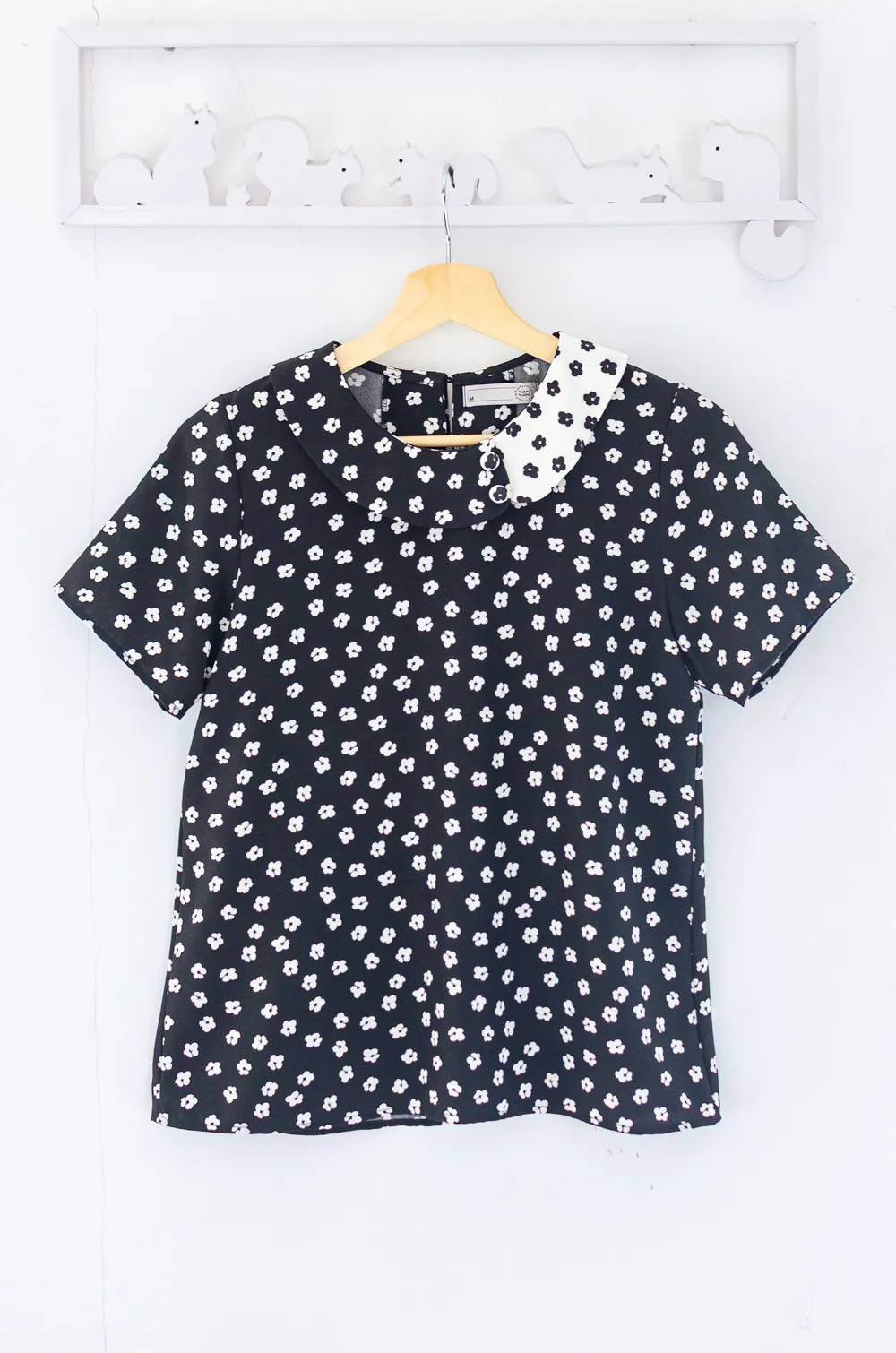 Alternative view of MT6401 Contrast Collar Buttoned Blouse – Daisy Black