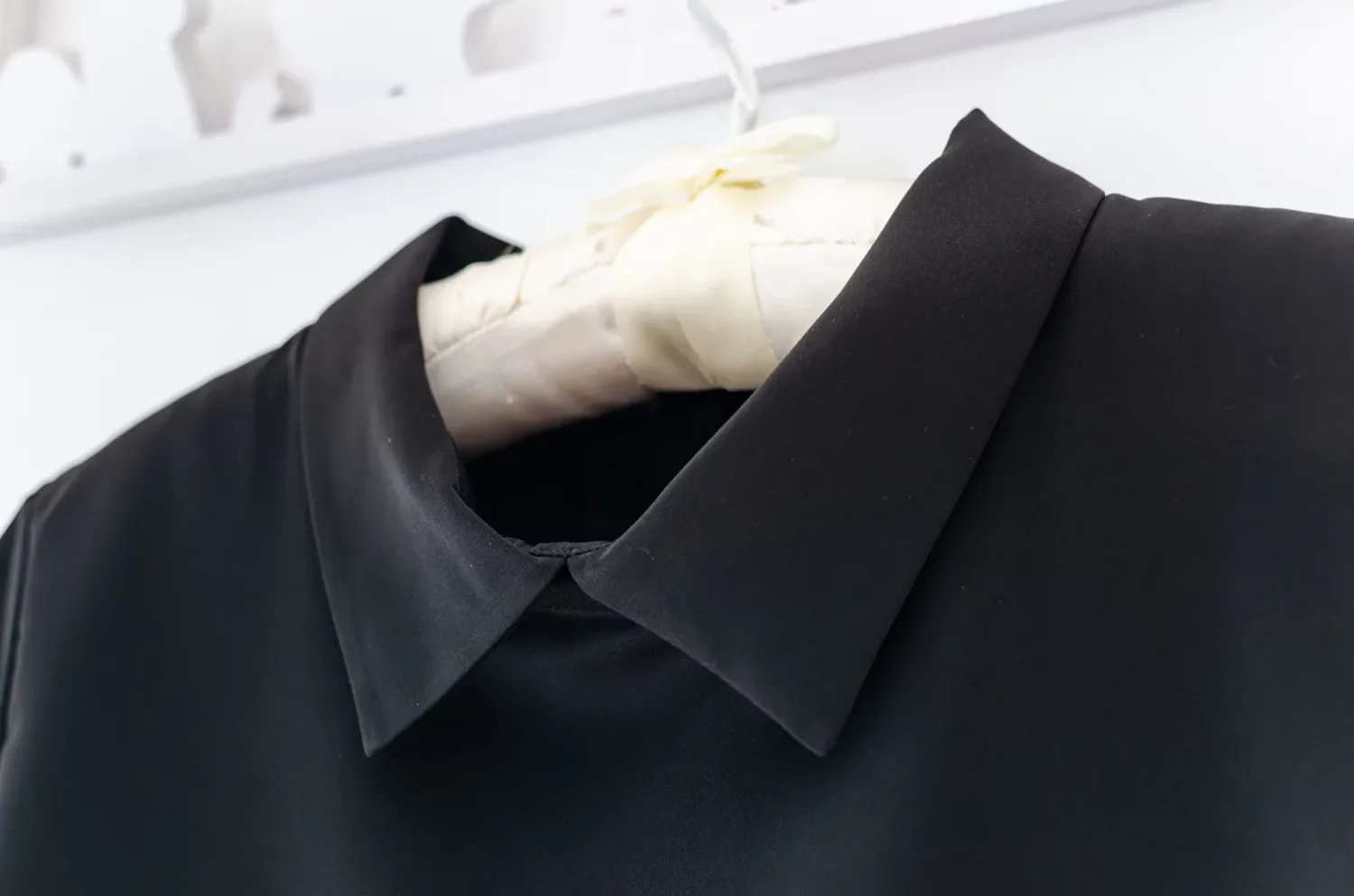 Alternative view of NT2524 Point Collar Blouse – Black