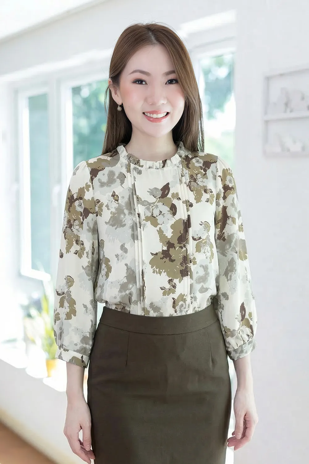 MT0431 Ruff Collar Pintuck Floral Blouse – Off-White