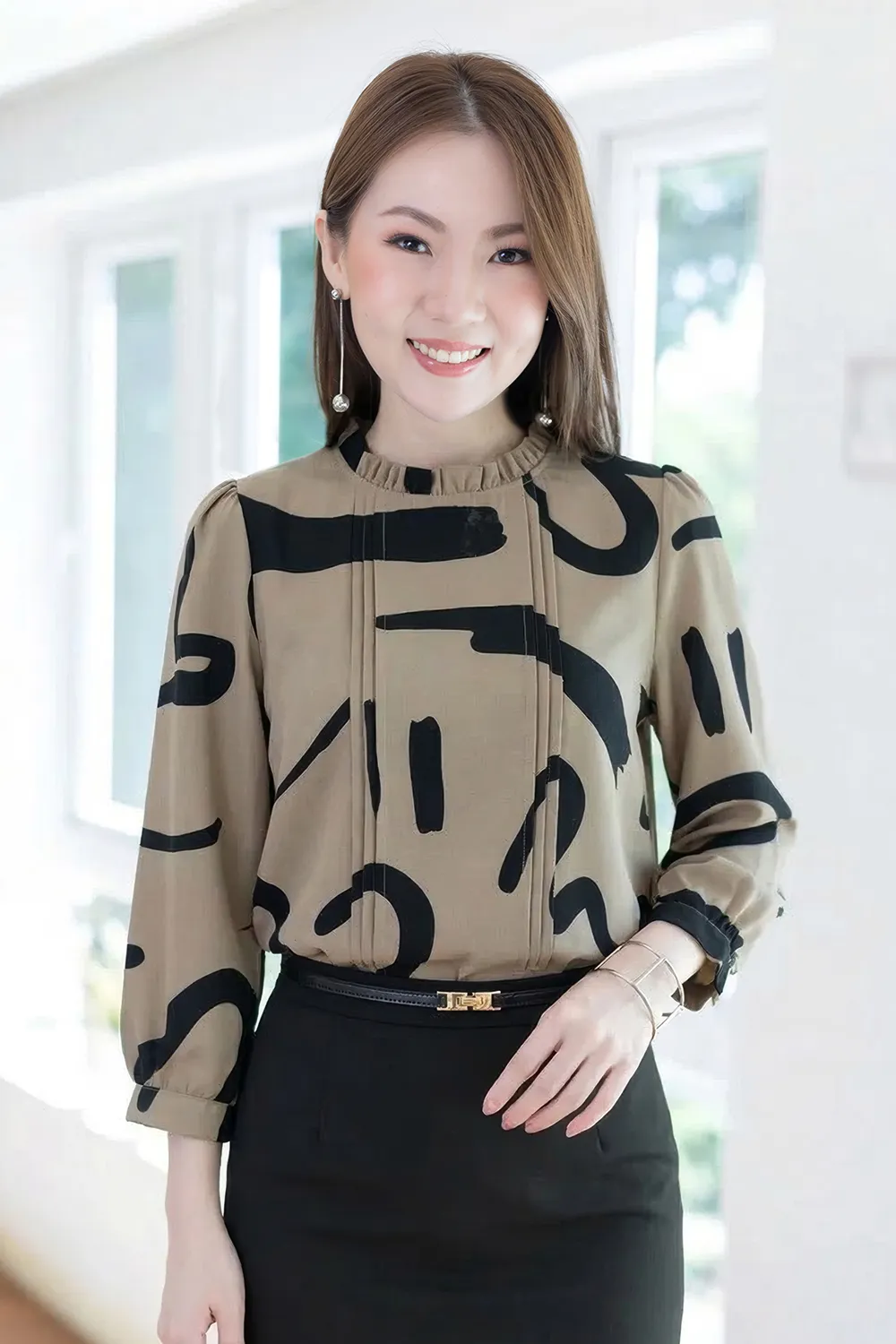 MT0431 Ruff Collar Pintuck Graphic Blouse – Latte