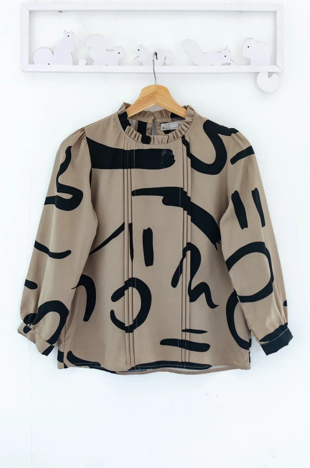 Alternative view of MT0431 Ruff Collar Pintuck Graphic Blouse – Latte