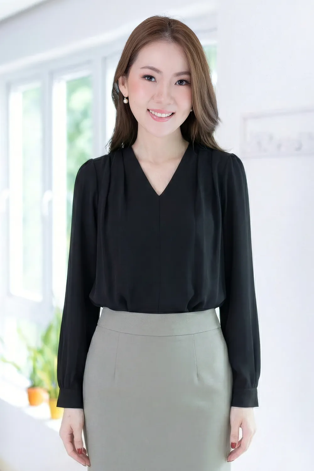 MT0651 Sophie V-Collar Long Sleeve Blouse – Black