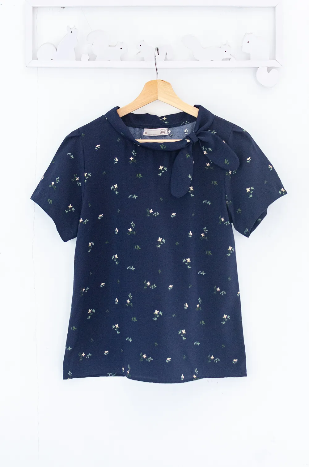 Alternative view of MT5139 Floral Side Bow Crinkled Blouse – Navy Blue
