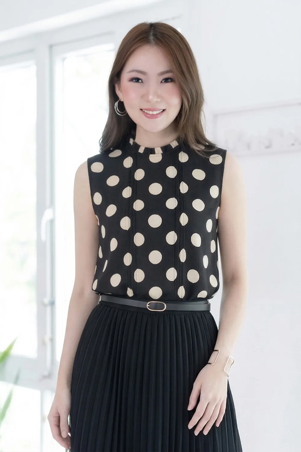 MT5700 Ruff Collar Pintuck Sleeveless Blouse – Dot Black
