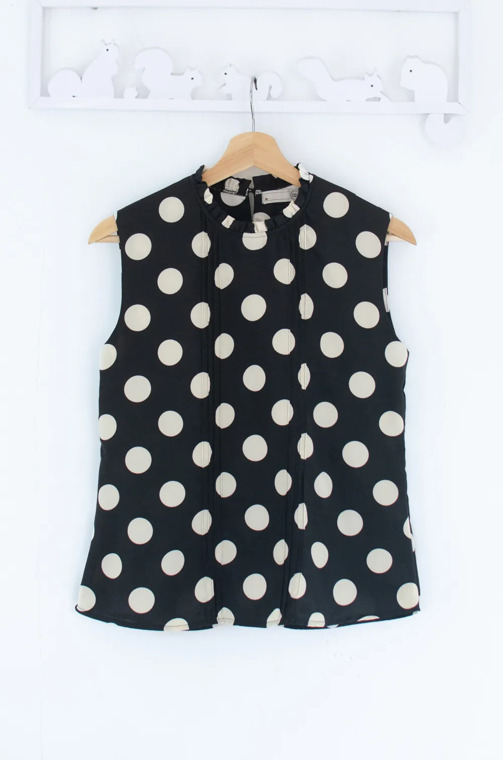 Alternative view of MT5700 Ruff Collar Pintuck Sleeveless Blouse – Dot Black