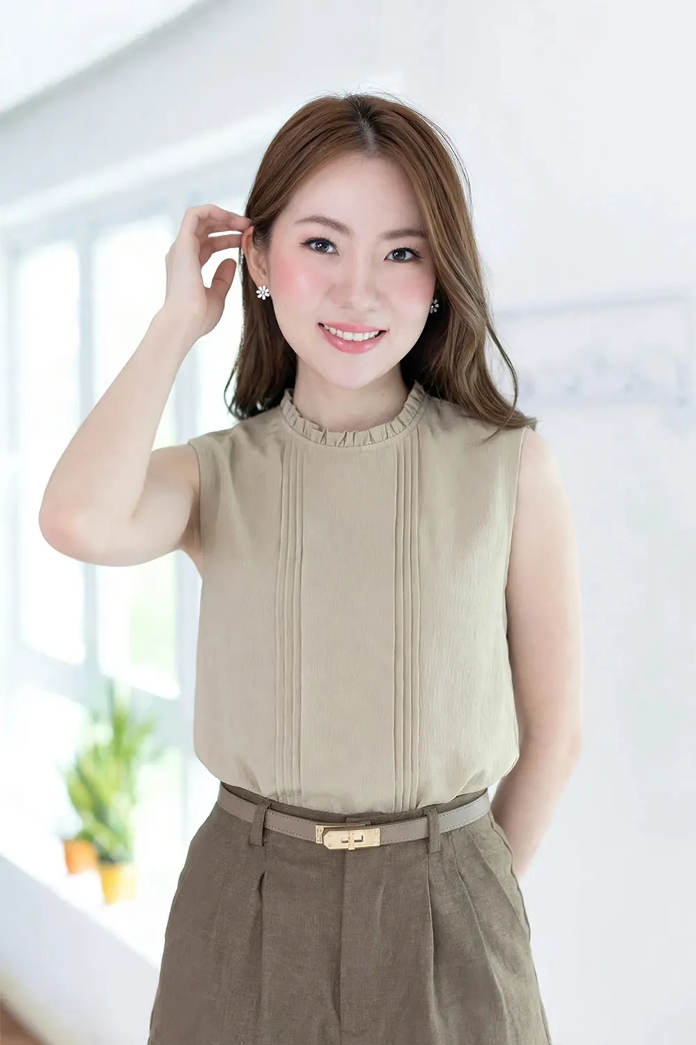MT5700 Ruff Collar Pintuck Sleeveless Blouse – Crinkled Latte