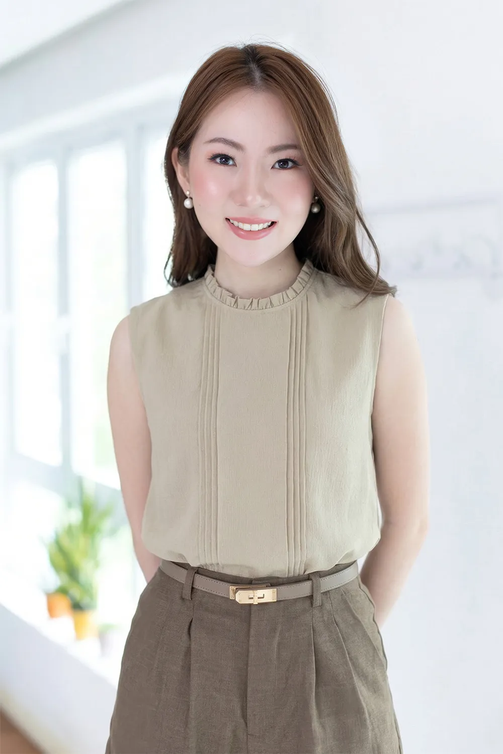 MT5700 Ruff Collar Pintuck Sleeveless Blouse – Crinkled Latte