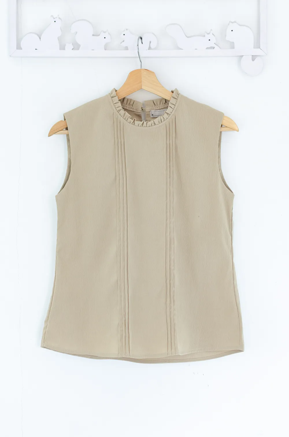 Alternative view of MT5700 Ruff Collar Pintuck Sleeveless Blouse – Crinkled Latte