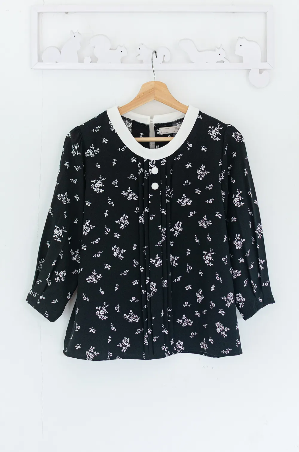 Alternative view of MT5842 Daisy Front Tuck Blouse – Black