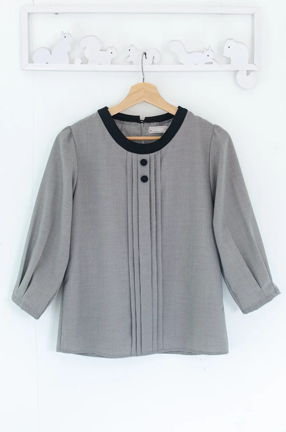 Alternative view of MT5842 Shinori Front Tuck Blouse – Black