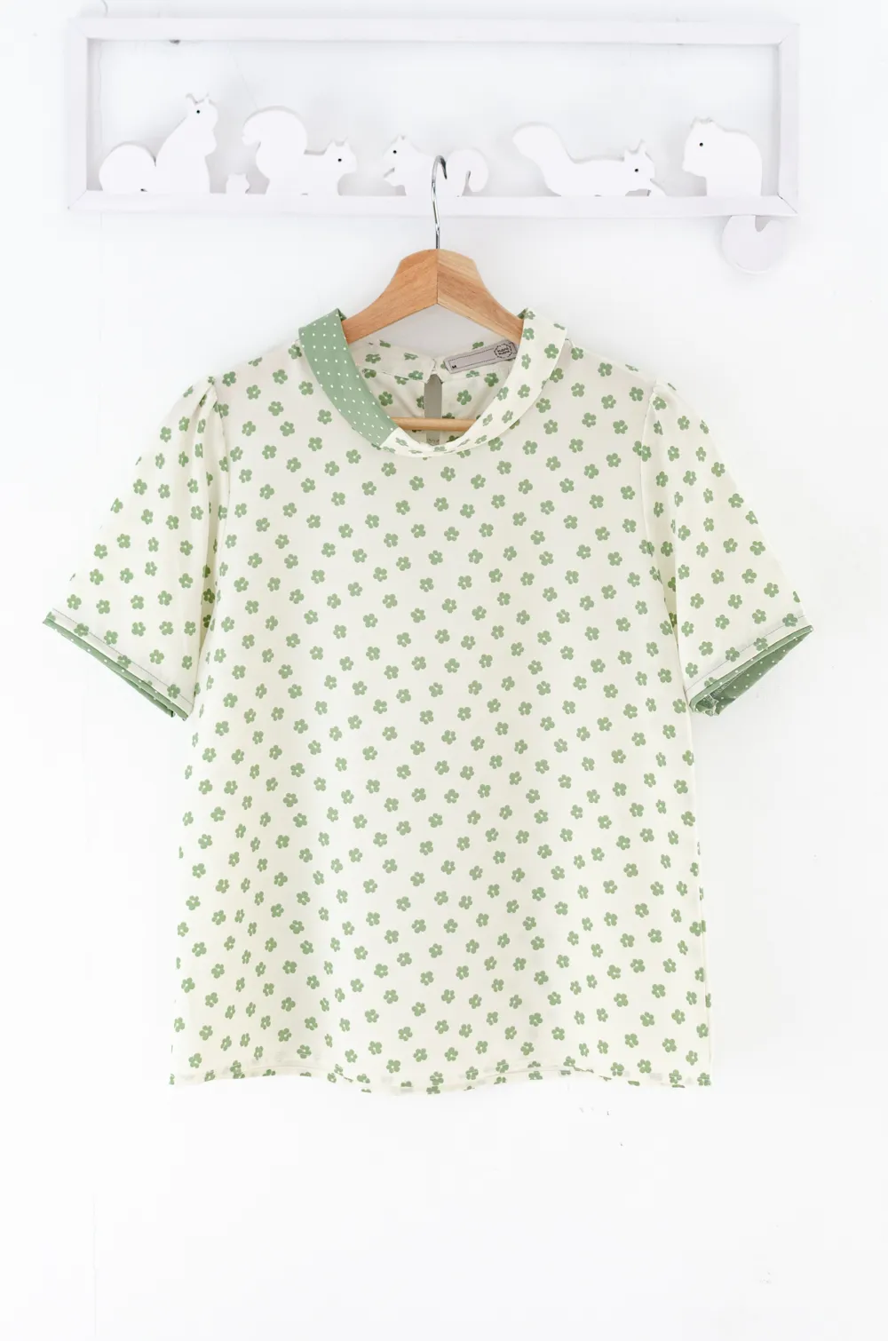 Alternative view of MT6547 Green-Accent Folded Collar Blouse – Cream