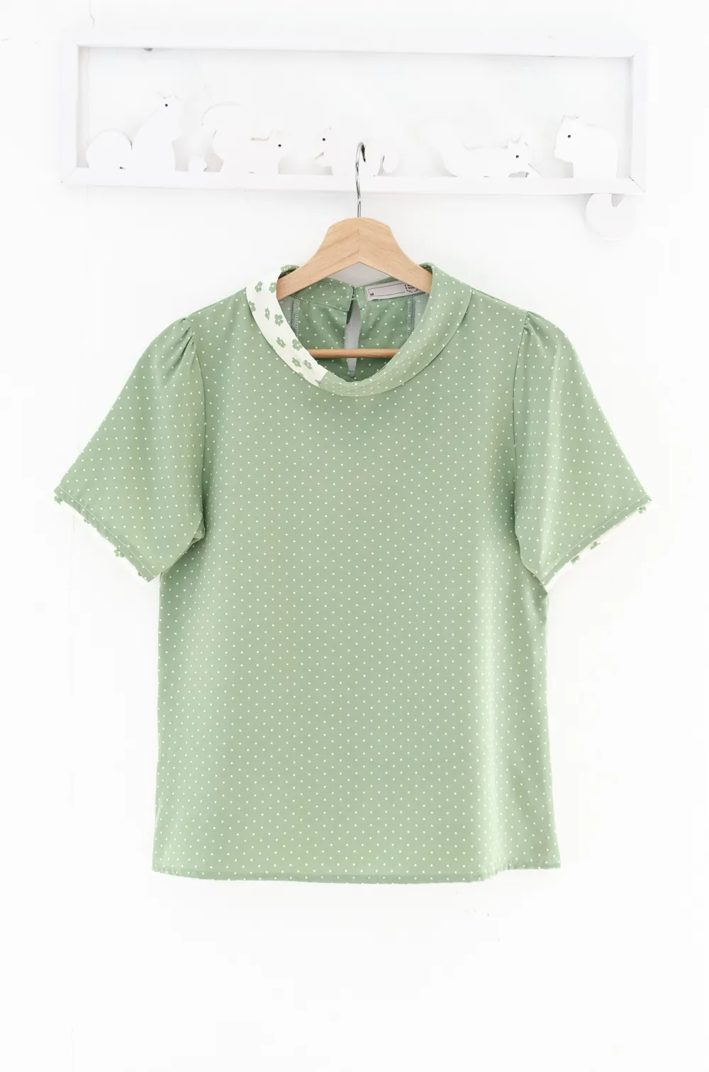 Alternative view of MT6547 Cream-Accent Folded Collar Blouse – Green