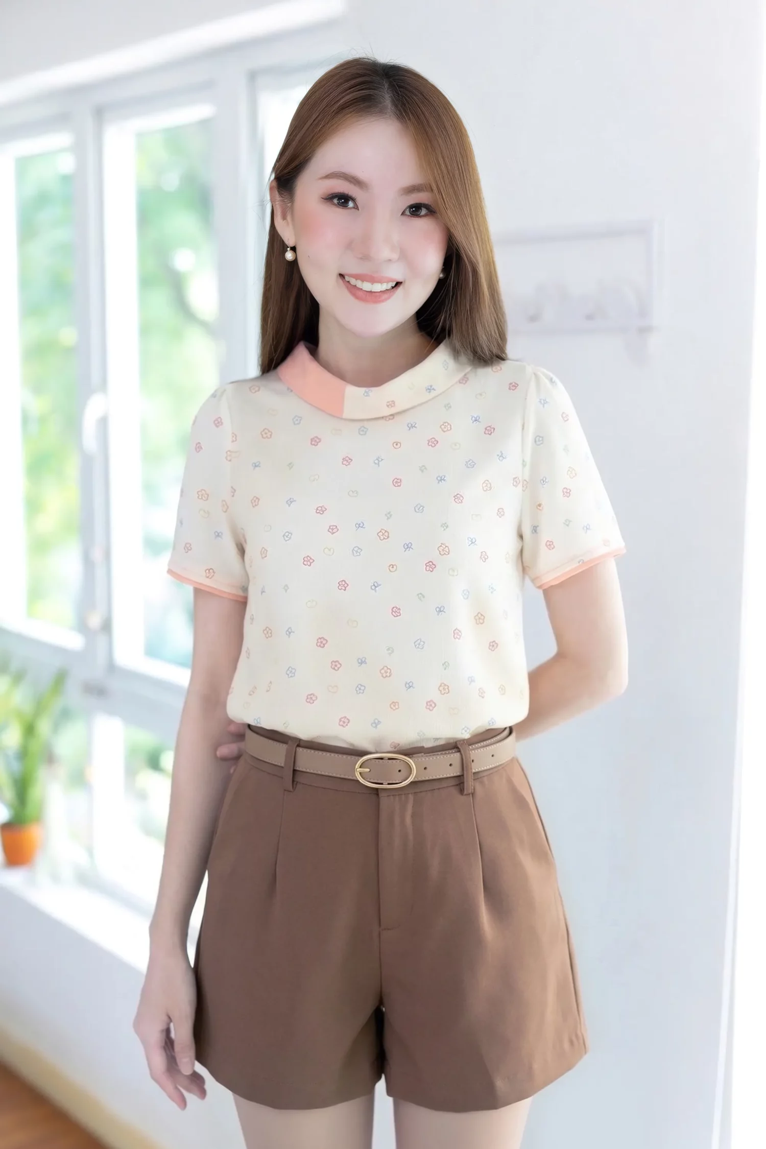 MT6547 Peach-Accent Folded Collar Blouse – Cream
