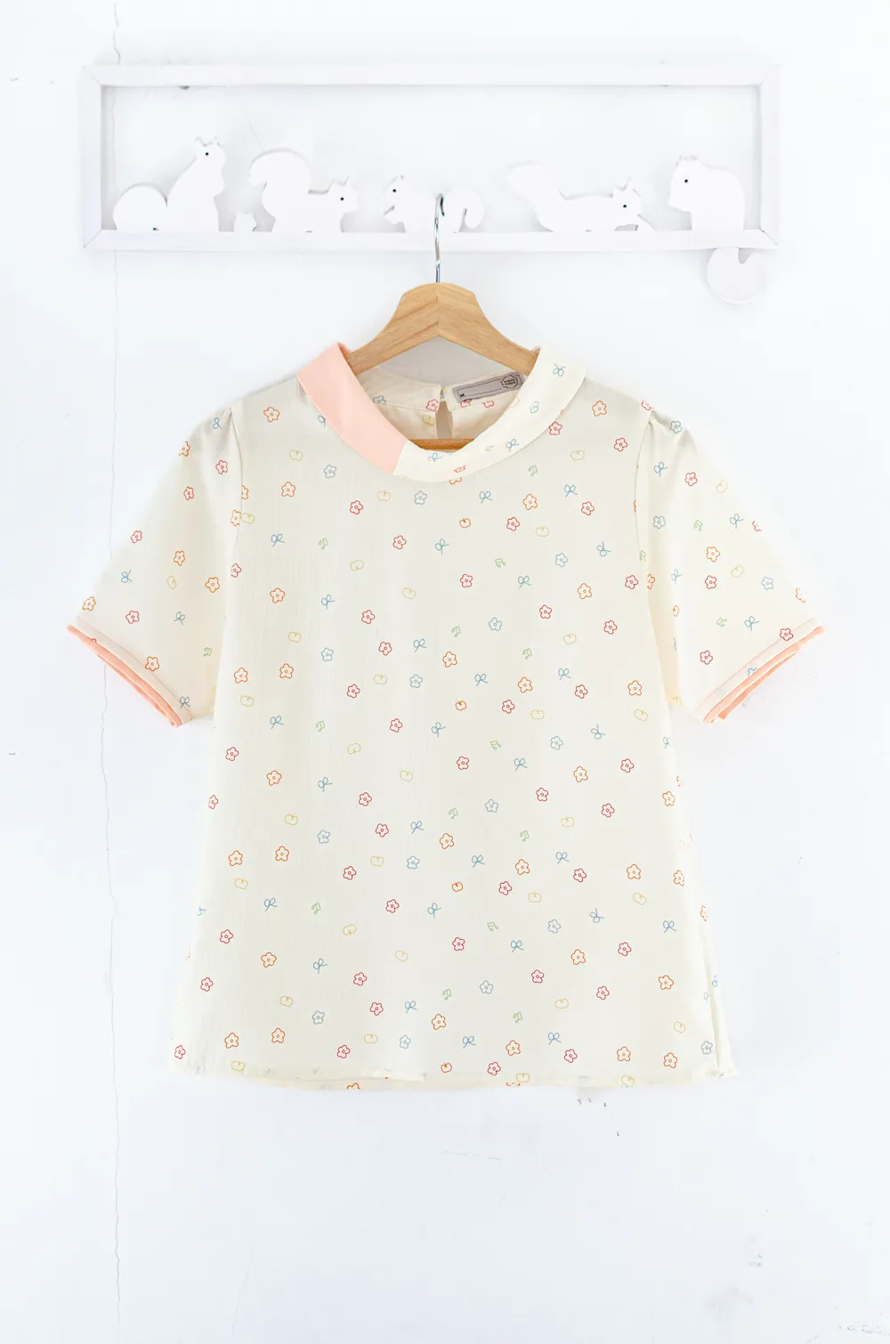 Alternative view of MT6547 Peach-Accent Folded Collar Blouse – Cream