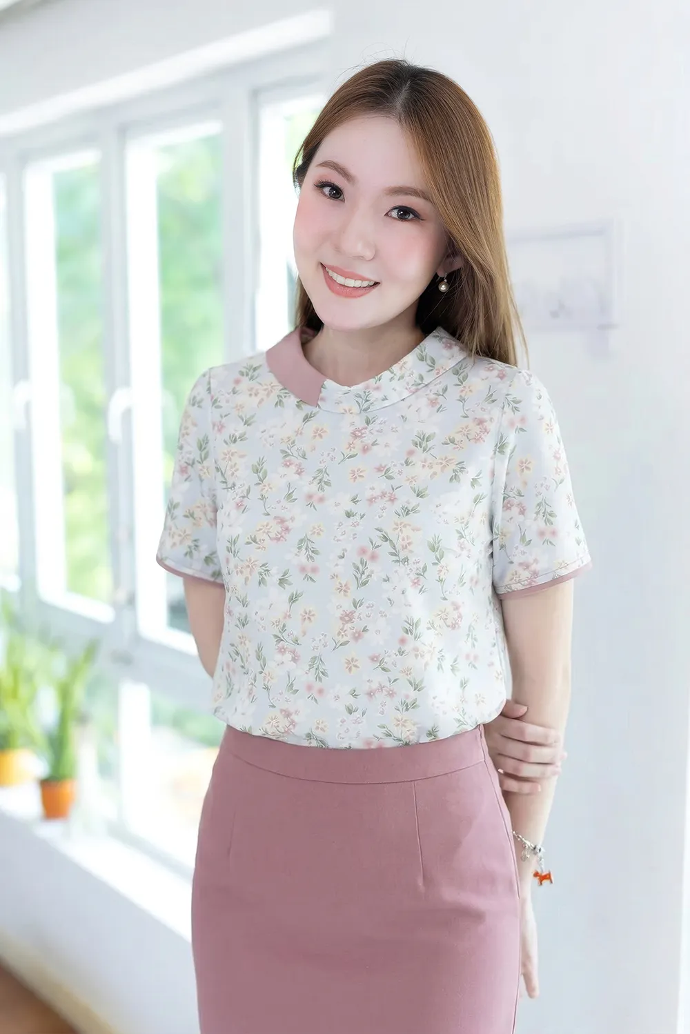 MT6547 Pink-Accent Folded Collar Blouse – Pale Cloudy Blue