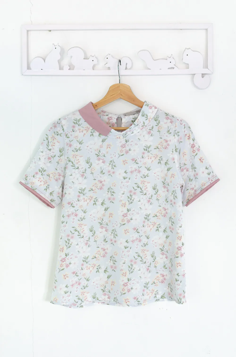 Alternative view of MT6547 Pink-Accent Folded Collar Blouse – Pale Cloudy Blue