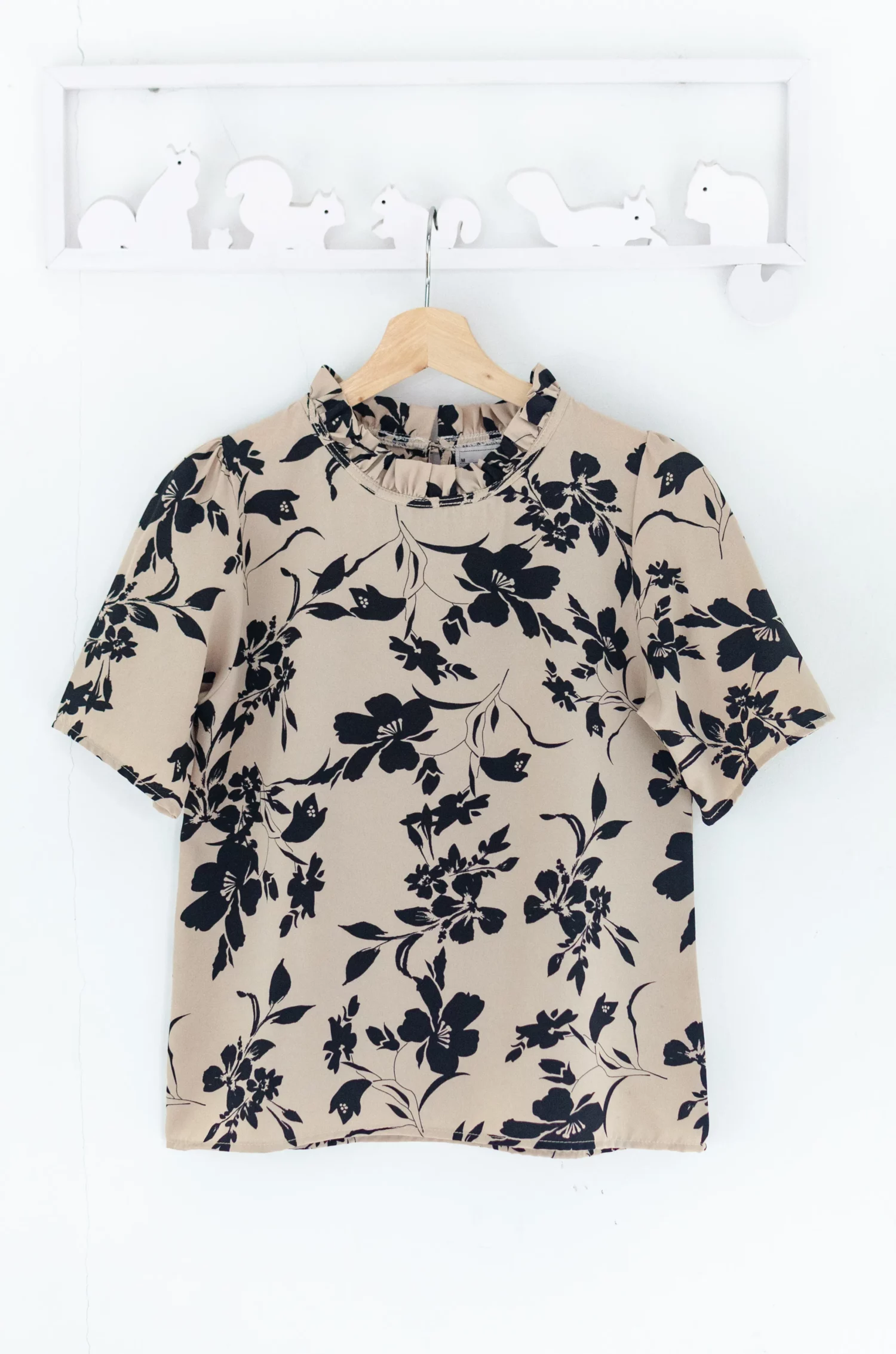 Alternative view of MT6752 Floral Ruff Collar Blouse – Latte